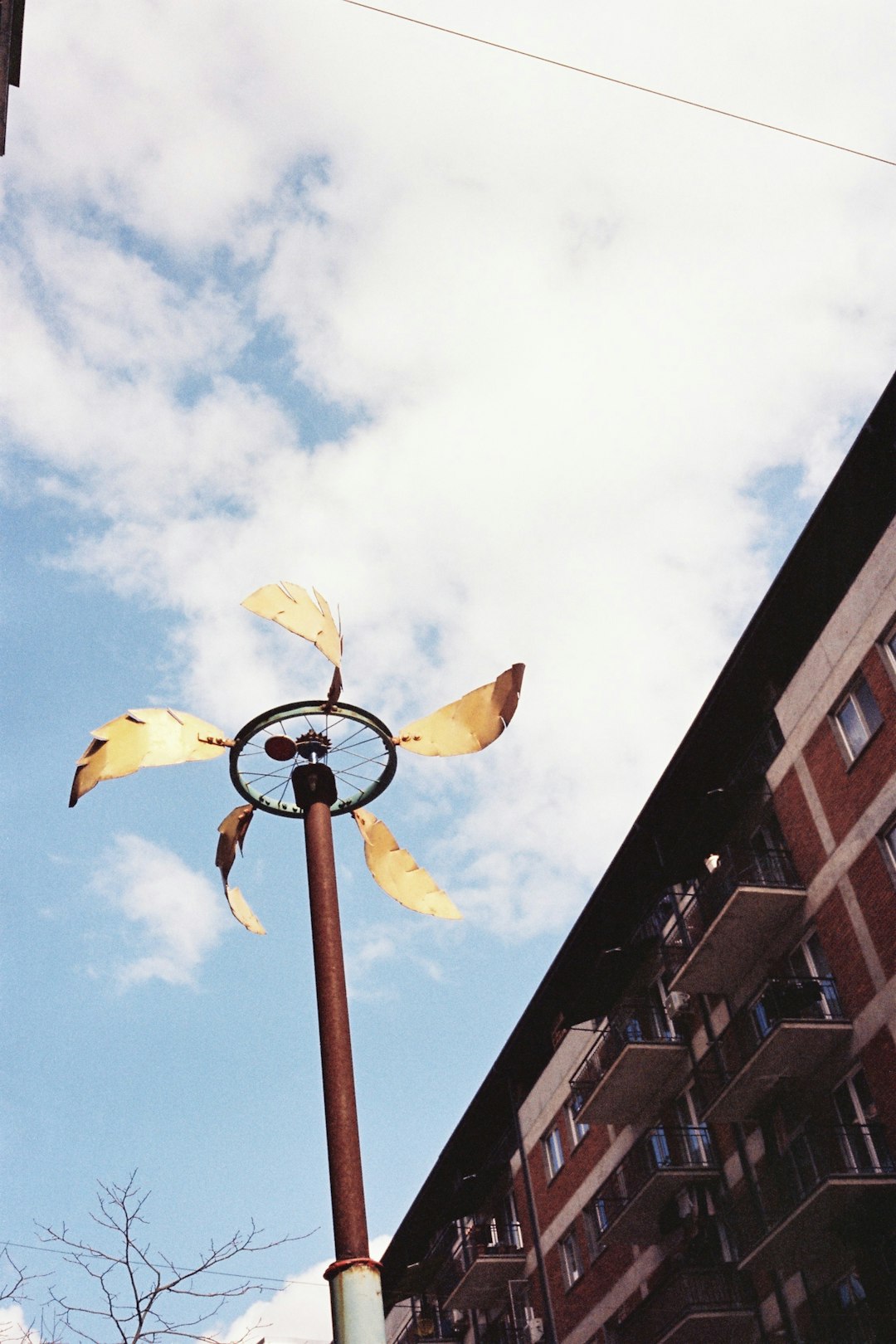 a-windmill-sculpture-against-a-cloudy-sky-wo1gw-bqhuw